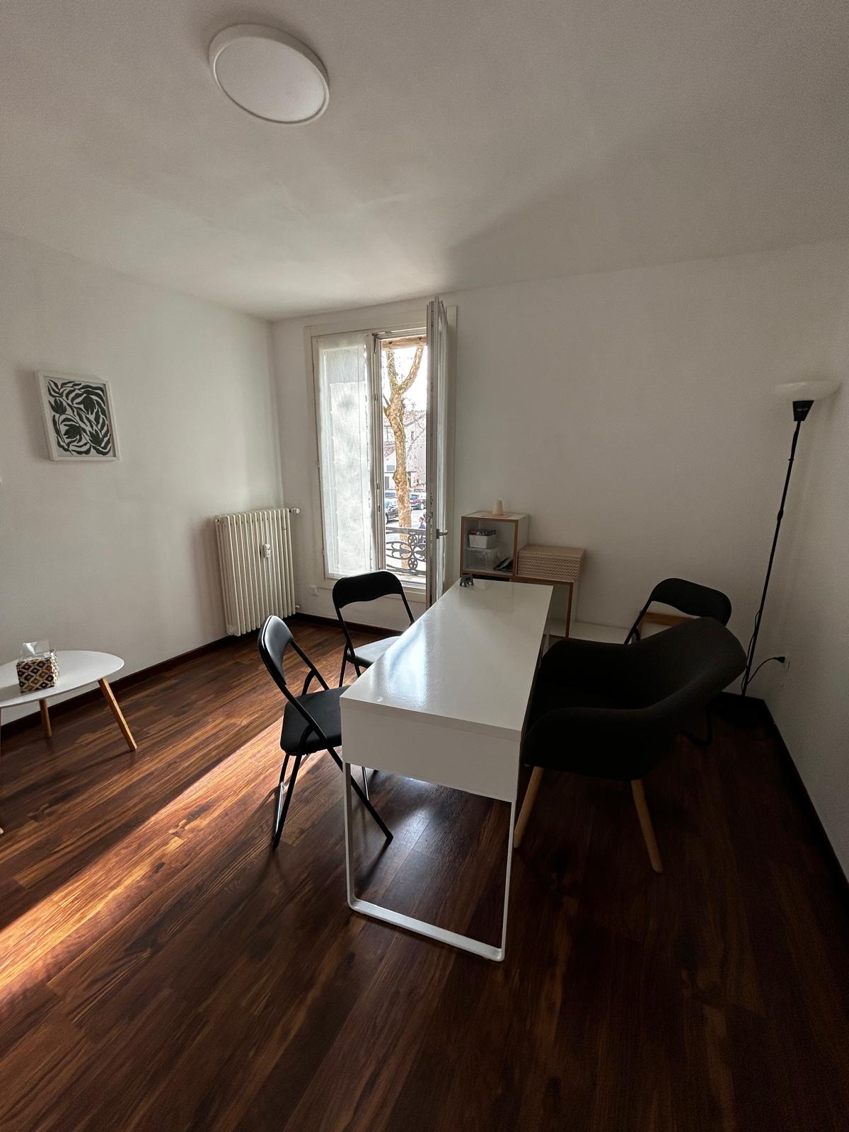 La stanza dei colloqui dello studio, con scrivania e finestra sul borgo